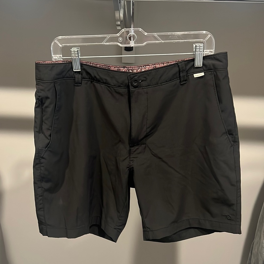 Mens 7 Diamonds black shorts. Size 33. Hybrid performance shorts.
